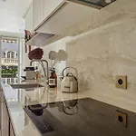 Superb Studio With Terrasse & 24-7 Security In The Heart Of Paris!